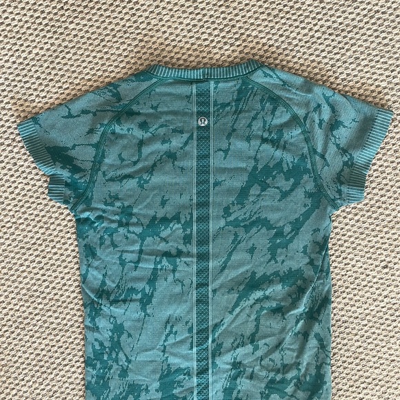 Lululemon Run Swiftly Tech Short Sleeve in Green - Picture 2 of 2